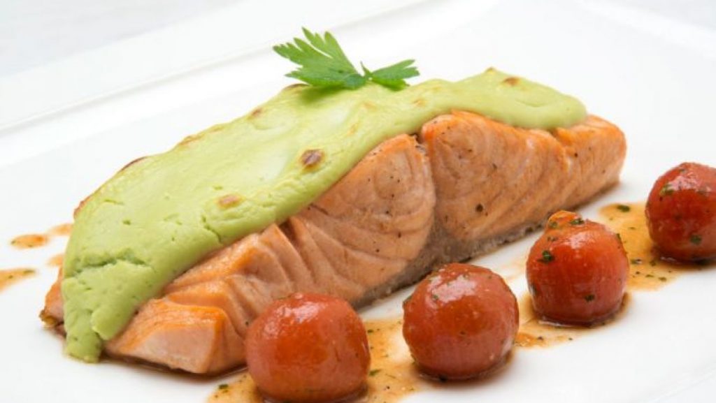 salmón con aguacate y tomate