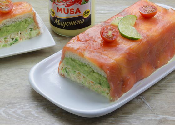 pastel de salmón con aguacate tomate limón